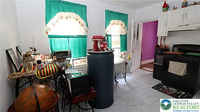 740 W Cedar St, Townhouse with 5 bedrooms, 2 bathrooms and null parking in Allentown PA | Image 5