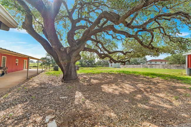 1015 Fm 2200 W, House other with 3 bedrooms, 3 bathrooms and null parking in Devine TX | Image 39