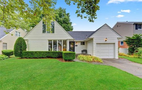 37 Patton Blvd, New Hyde Park, NY, 11040-1724 | Card Image