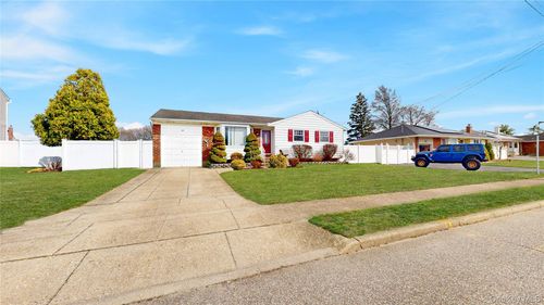 15 Lisa Dr, Deer Park, NY, 11729-6211 | Card Image
