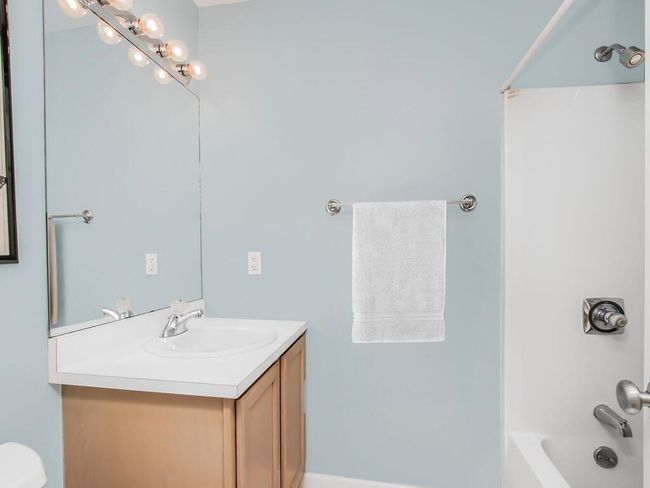Hall bath/tub shower combo | Image 11