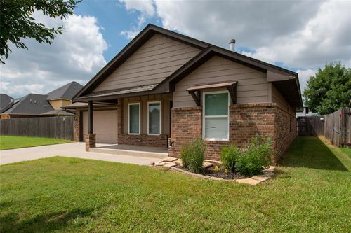 621 Sw 7th St, Moore, OK, 73160-2512 | Card Image