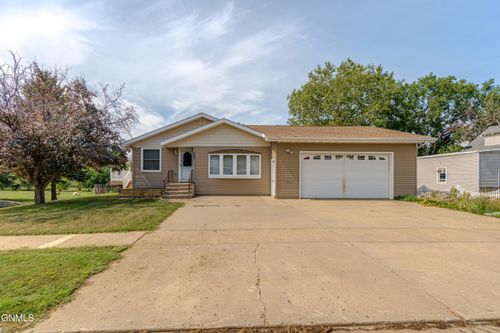208 2nd Street N, New Salem, ND, 58563 | Card Image