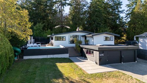 5276 Parker Ave, Victoria, BC, V8Y2M9 | Card Image