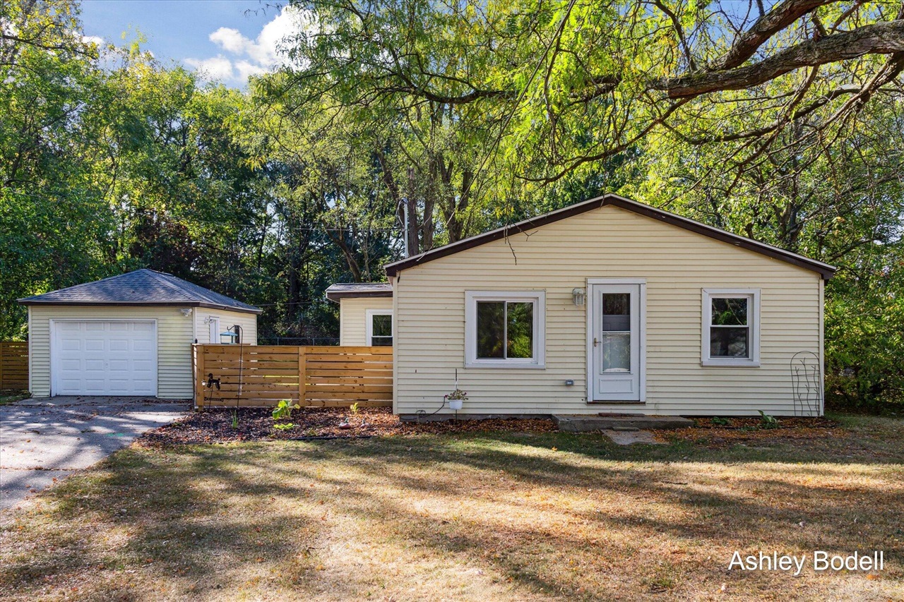 Lamoreaux Dr, Comstock Park, MI 49321