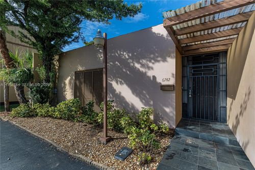 6742 Kingsmoor Way, Miami Lakes, FL, 33014-6520 | Card Image