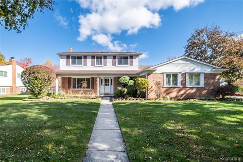 18526 Southampton St, Livonia, MI, 48152-3089 | Card Image