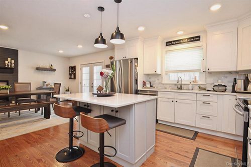 3 Maurerbrook Dr, Fishkill, NY, 12524-1133 | Card Image