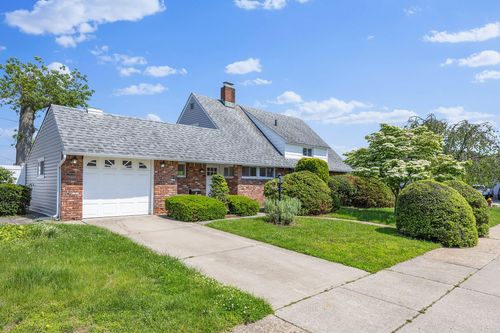 2 Starlight Ln, Levittown, NY, 11756-4427 | Card Image