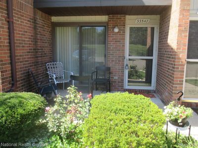 130 - 33547 Pondview Circle, Condo with 3 bedrooms, 2 bathrooms and null parking in Livonia MI | Image 2