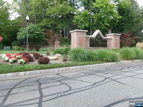 511 Four Seasons Dr, Wayne, NJ, 07470-1945 | Card Image