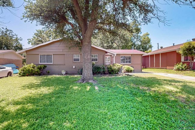 Ranch-style home with a front yard | Image 5
