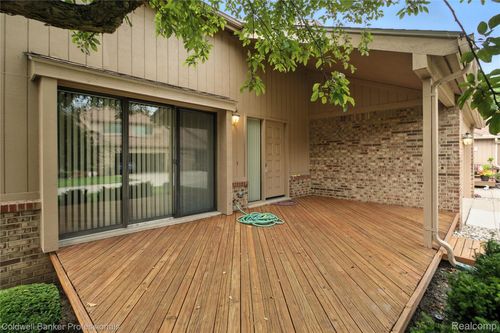 37438 N Laurel Park Dr, Livonia, MI, 48152-2657 | Card Image