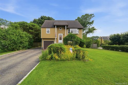 100 Harrisburg St, Bay Shore, NY, 11706-4525 | Card Image