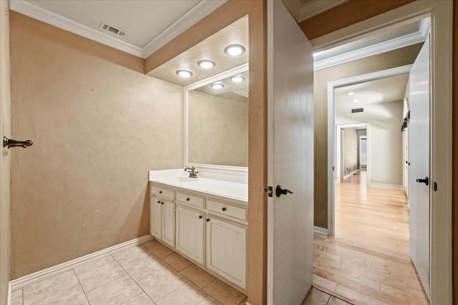 Seperate vanity in primary bathroom | Image 21