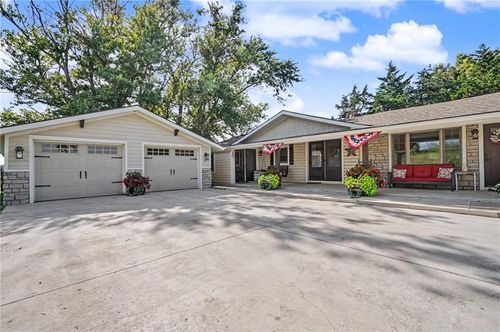 829 N 500th Rd, Baldwin City, KS, 66006-7246 | Card Image