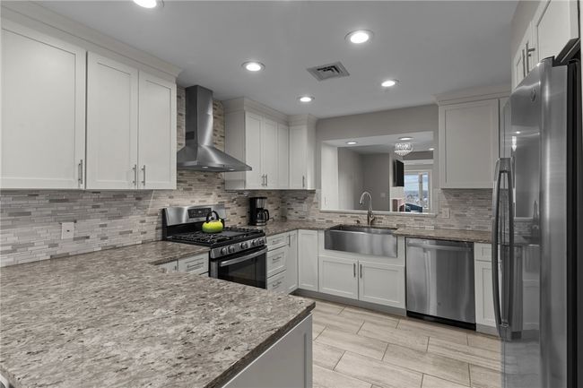 APT-5 - 400 Meshanticut Valley Pkwy, Condo with 2 bedrooms, 3 bathrooms and 2 parking in Cranston RI | Image 5