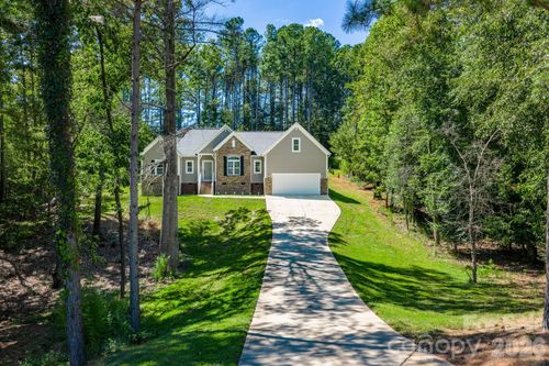 4903 Rio De Luna, Hickory, NC, 28601-9417 | Card Image