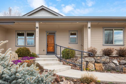 3344 Sw Cascade Vista Dr, Redmond, OR, 97756-5009 | Card Image