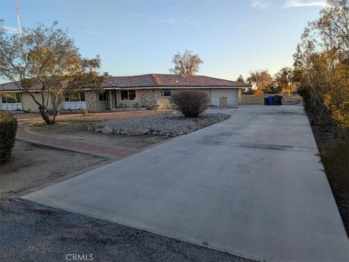 19989 Crow Rd, Apple Valley, CA, 92307-5216 | Card Image