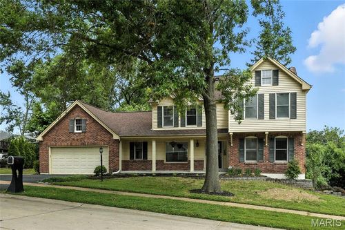377 W Manor Dr, Chesterfield, MO, 63017-2975 | Card Image