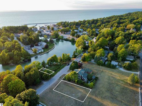 Unit 3 Chandler St, Leland, MI, 49654 | Card Image