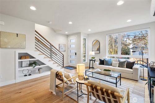 b-2212 Franklin Ave E, Seattle, WA, 98102-3426 | Card Image