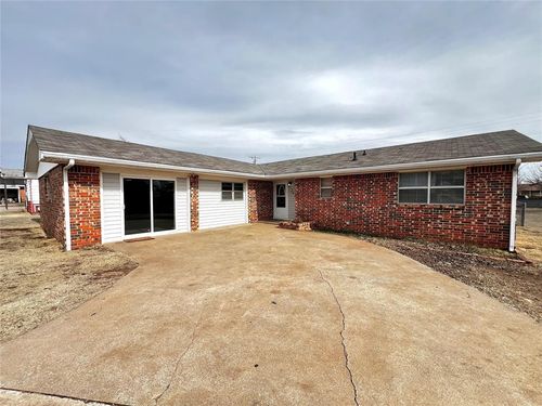 202 S Locust Street, Seiling, OK, 73663 | Card Image