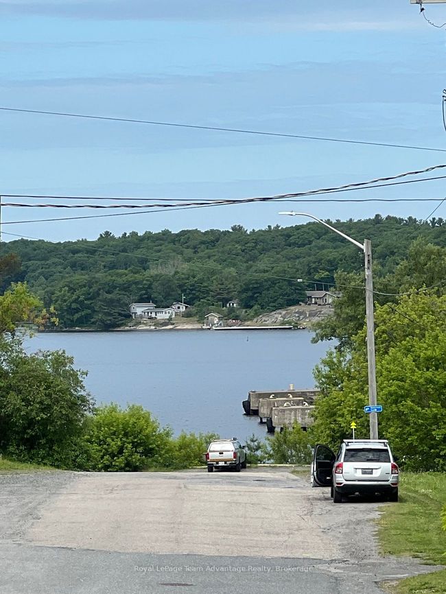 8 Emily St, Home with 5 bedrooms, 4 bathrooms and 4 parking in Parry Sound ON | Image 6