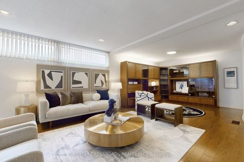 8 Orchid Crt, North York, ON, M2L2X8 | Card Image