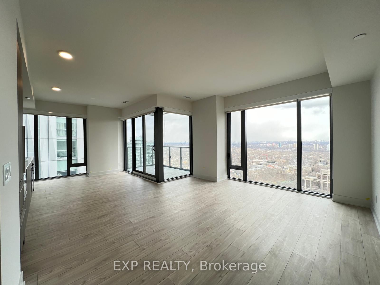 Residential Lease in Toronto C02 4