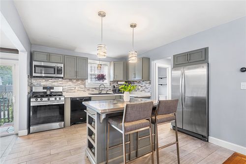 128 Elsie St, Cranston, RI, 02910-1752 | Card Image