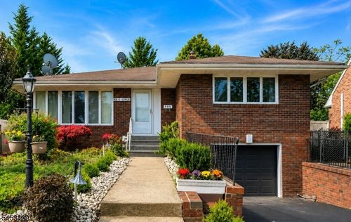 585 Noe Ave, Woodbridge, NJ, 07095-3022 | Card Image