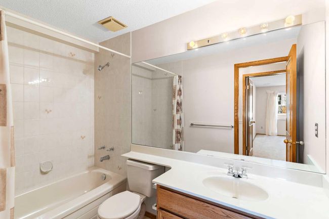 1038 Shawnee Rd Sw, Home with 3 bedrooms, 3 bathrooms and 4 parking in Calgary AB | Image 32