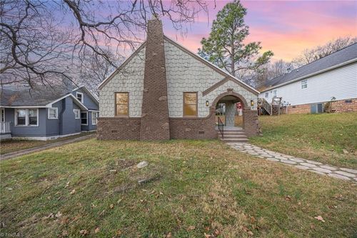8 School St, Thomasville, NC, 27360-4740 | Card Image