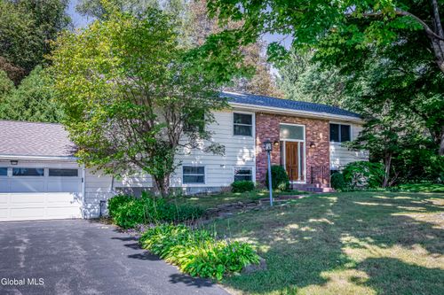 6 County View Rd, Latham, NY, 12110-1304 | Card Image