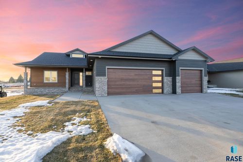 2305 S Red Oak Ave, Sioux Falls, SD, 57110-6904 | Card Image