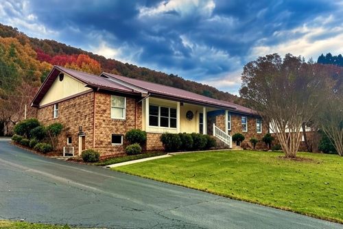 137 Woodland Trl, Pineville, KY, 40977-9747 | Card Image