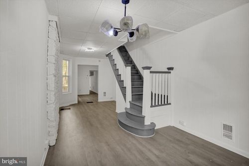 221 N 11th St, READING, PA, 19601-3142 | Card Image