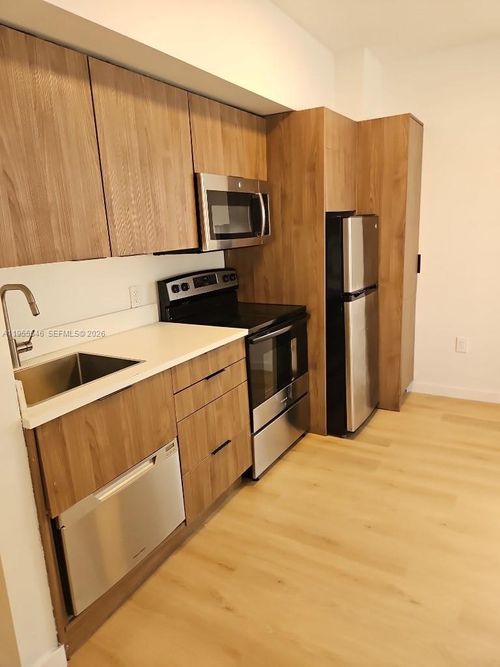 211-wparking-557 Michigan Ave, Miami Beach, FL, 33139-6325 | Card Image