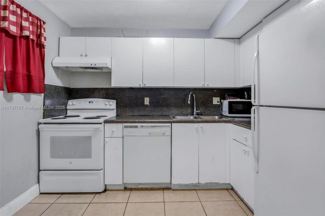 APT-115 - 4235 N University Dr, Condo with 2 bedrooms, 2 bathrooms and null parking in Sunrise FL | Image 5