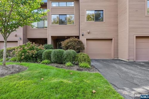 84 Windsor Cir, Twp Washingtn, NJ, 07676-4362 | Card Image