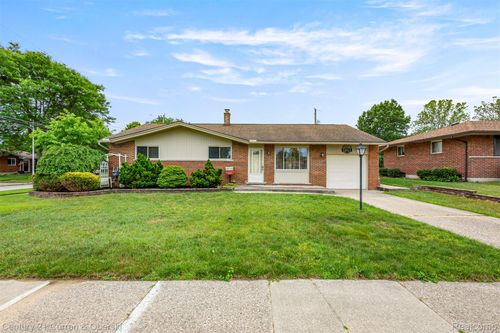 33911 Pawnee St, Westland, MI, 48185-2705 | Card Image