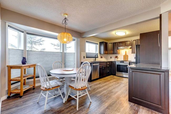 4 Strathwood Bay Sw, Home with 3 bedrooms, 2 bathrooms and 4 parking in Calgary AB | Image 8