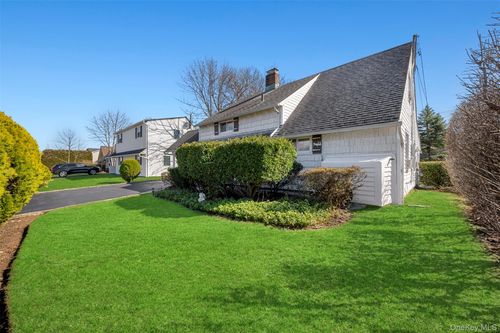 60 Flamingo Rd, Levittown, NY, 11756-2112 | Card Image