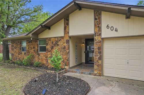 604 Sw 25th St, Moore, OK, 73160-5517 | Card Image