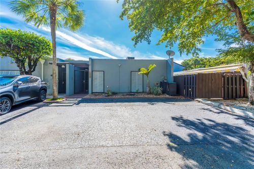 6460 Milk Wagon Ln, Miami Lakes, FL, 33014-6080 | Card Image