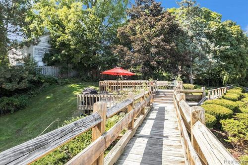 915 E Court St, Flint, MI, 48503-2002 | Card Image