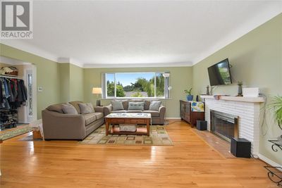 3923 St Peters Rd, House other with 4 bedrooms, 2 bathrooms and 4 parking in Victoria BC | Image 3