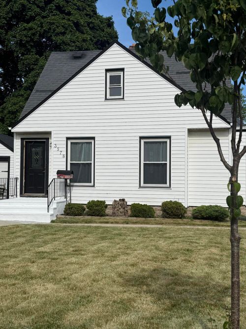 3578 S 48th St, Greenfield, WI, 53220-1512 | Card Image